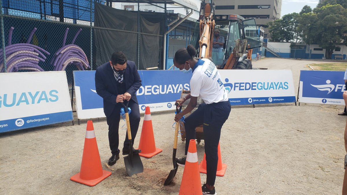 Roberto Ibáñez, presidente de Fedeguayas (i), estuvo en el evento de lanzamiento de la obra.