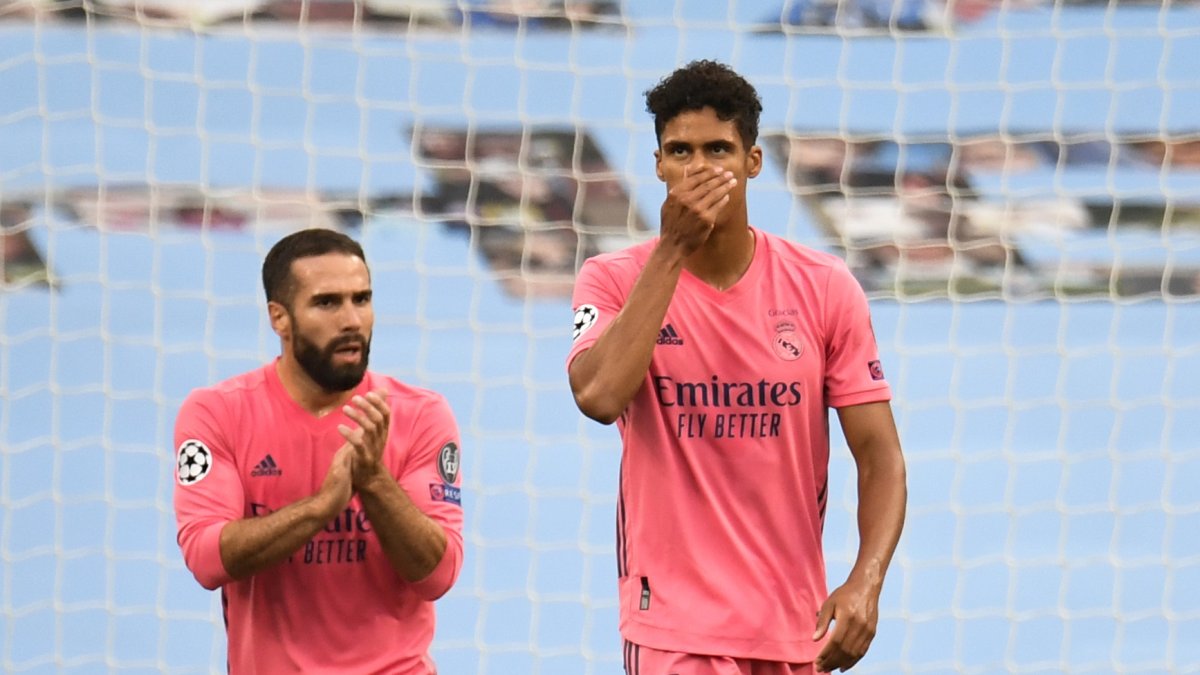 El defensa Real Madrid, Raphaël Varane fue uno de los protagonistas, fallando en los dos goles rivales.