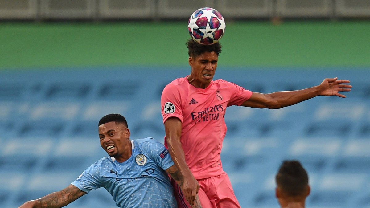 Raphaël Varane era el llamado a convertirse en líder de la zaga blanca, tras la ausencia de Sergio Ramos.