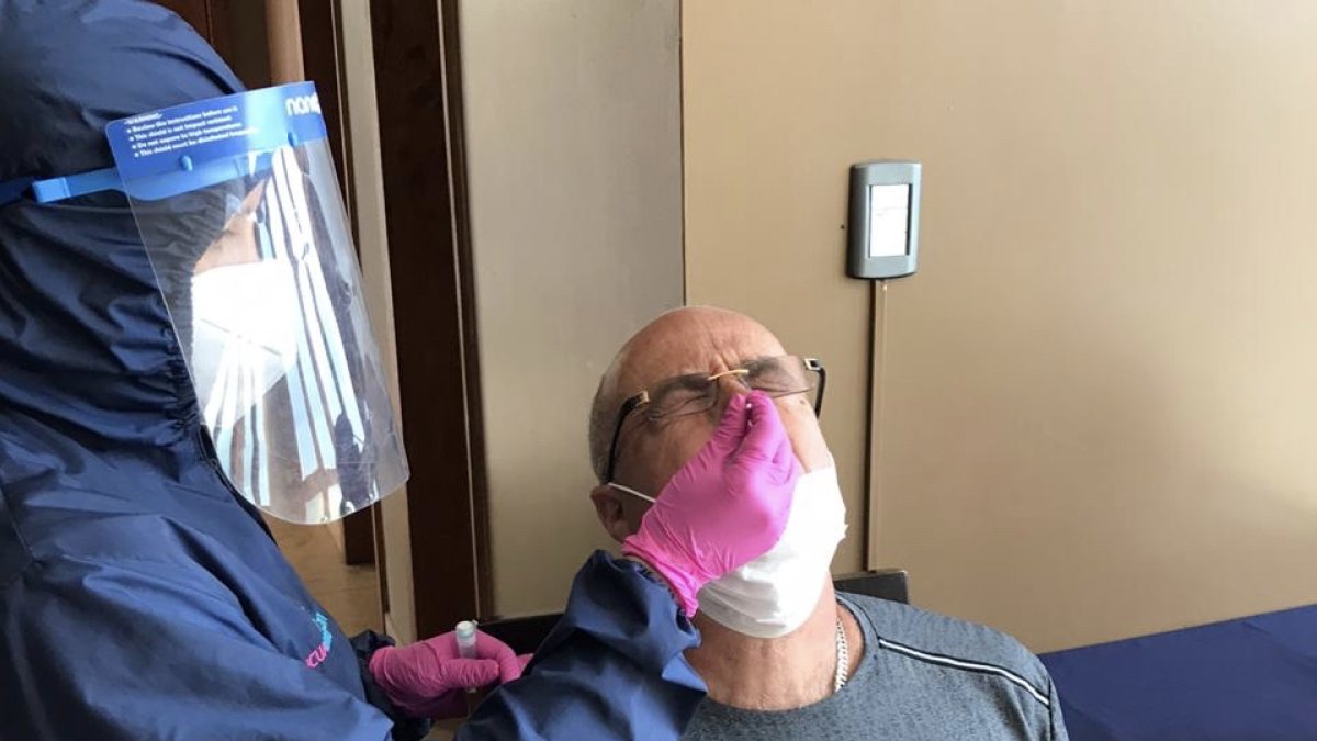 El director técnico argentino, Jorge Célico, se somete a una prueba PCR antes de iniciar los trabajos con la sub-20 en la Casa de la Selección, en Quito.