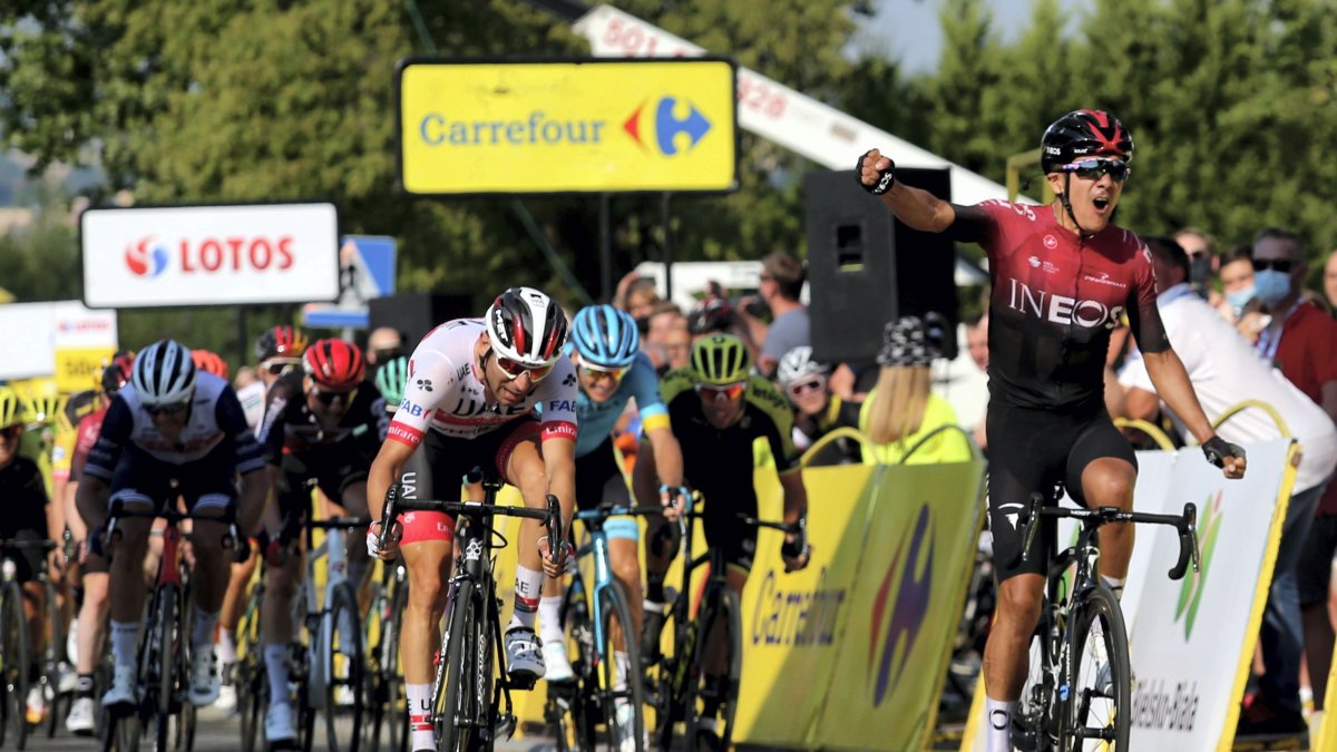 Richard Carapaz festeja en Polonia luego de cruzar la meta en la tercera etapa.