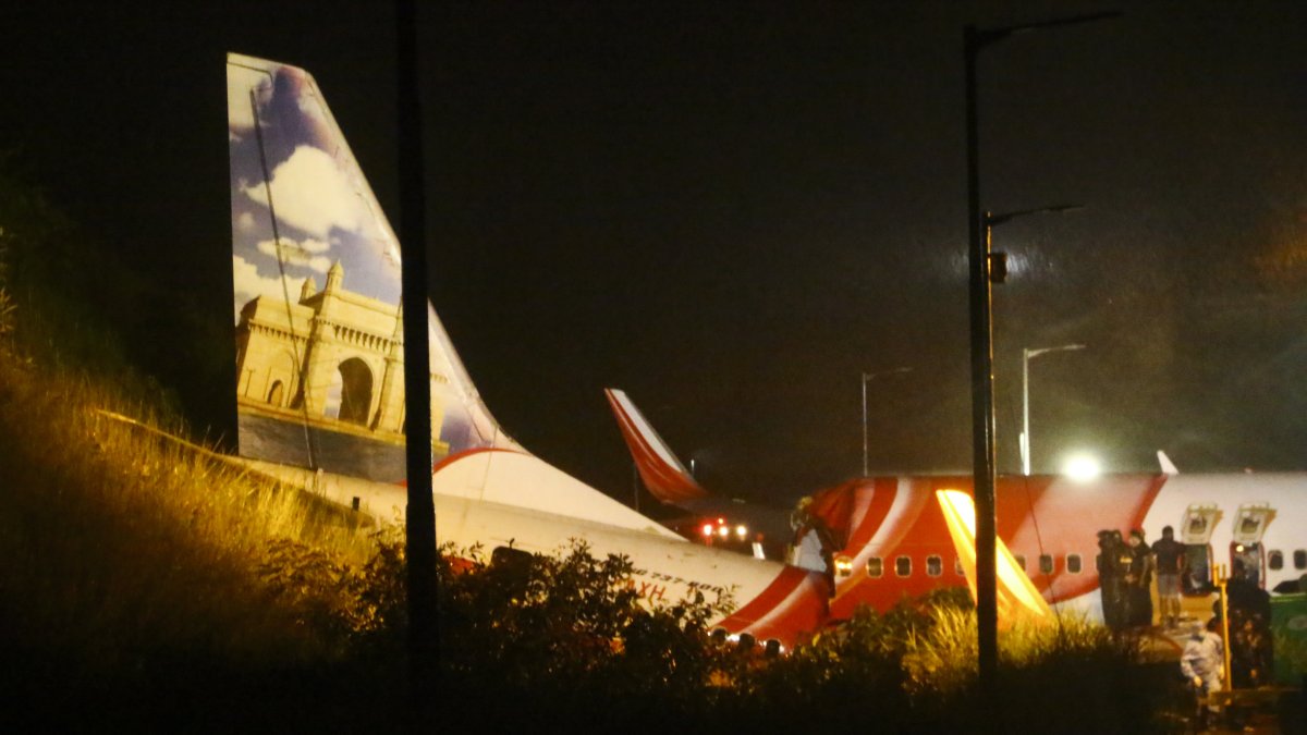 Los socorristas inspeccionan los restos de un avión de Air India Express, después de que se estrelló al sobrepasar la pista del Aeropuerto Internacional de Calicut en Karipur, India 