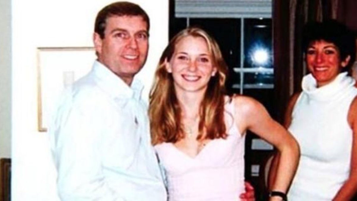 Andrés junto a Virgina (entonces de 17 años). Ghislaine Maxwell observa la escena.