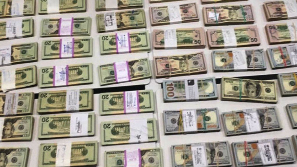 Los extranjeros fueron detenidos con más de 300.000 dólares, en el cantón Salinas.