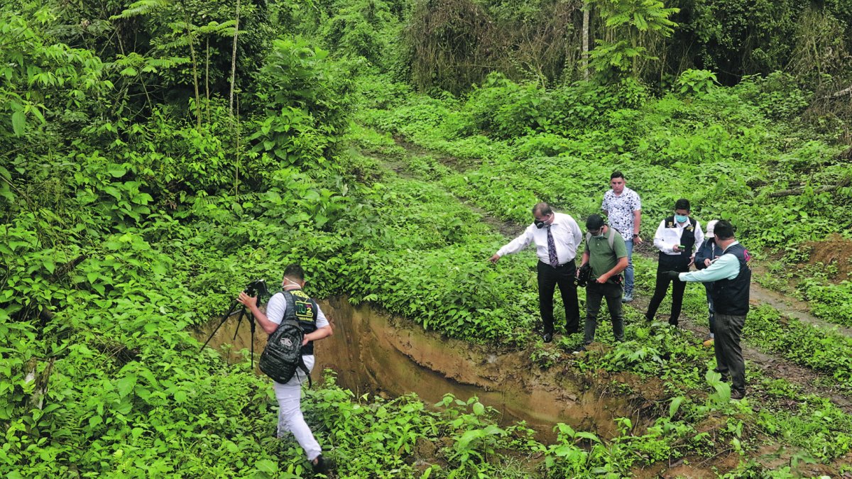 Excavación. Según representantes de la Corte Indígena en esta fosa hallaron una gran roca que tenía incrustaciones de diamantes, la que fue robada.
