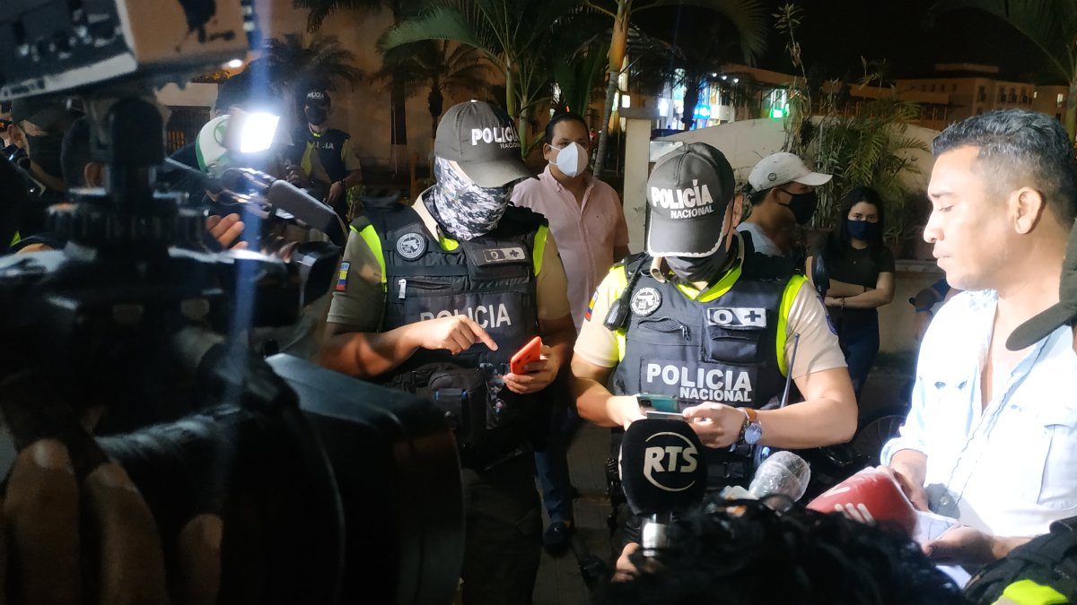 Operativo. La Policía multa a un hombre por no usar protección facial.