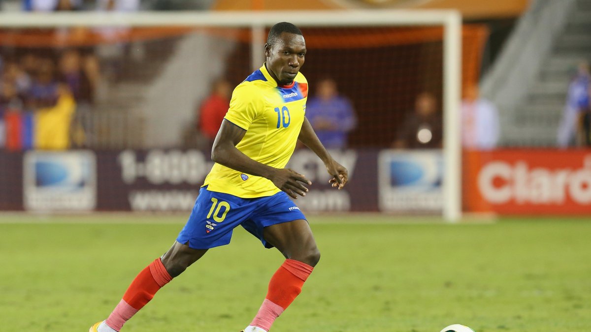 Waltr Ayoví jugó en la selección nacional desde 2001 hasta 2017. Estuvo en cinco eliminatorias y jugó dos mundiales. Sumó 122 partidos