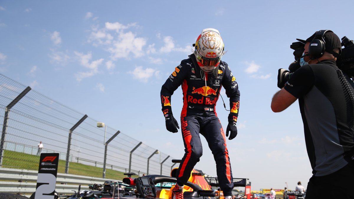 Max Verstappen festeja por el triunfo que consiguió en el Gran Premio en Silverstone
