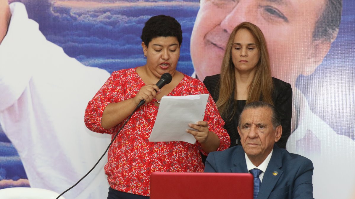 Wilson Sánchez, director nacional del partido AEA, anunció la denuncia que presentaron ante la ausencia del delegado del CNE.