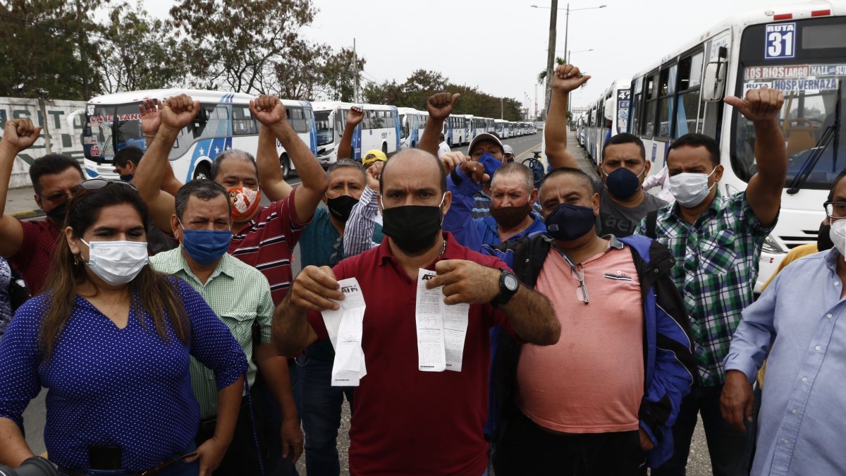 Los choferes de varias cooperativas de transporte urbano expresaron su preocupación por la medida.