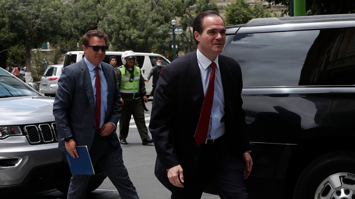 Mauricio Claver-Carone, candidato a presidir el BID, durante una reciente visita a Bolivia.