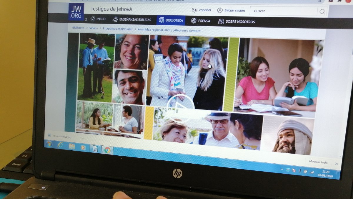 Una persona ingresa a la página oficial de los testigos de Jehová en Internet para ver la asamblea “¡Alégrense siempre!”.