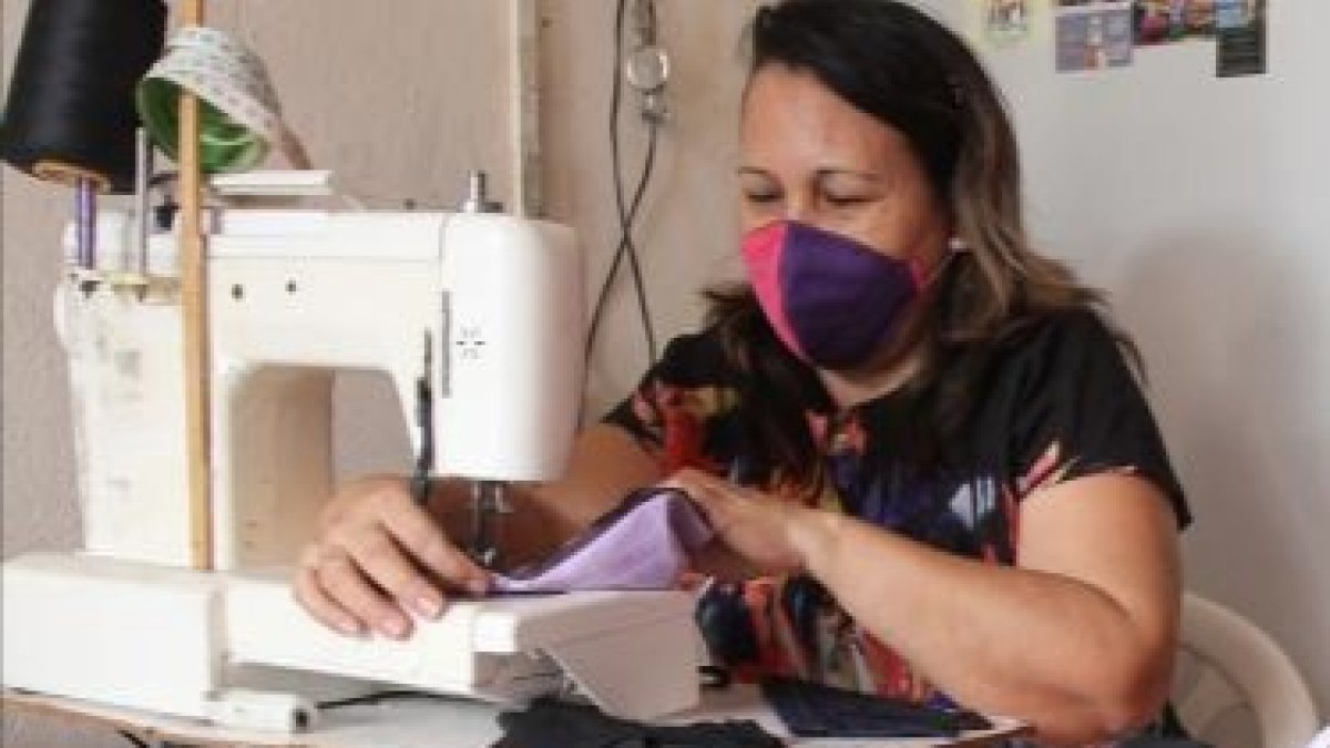 Marlene de Gallardo trabaja en la elaboración de mascarillas, en Guayaquil.