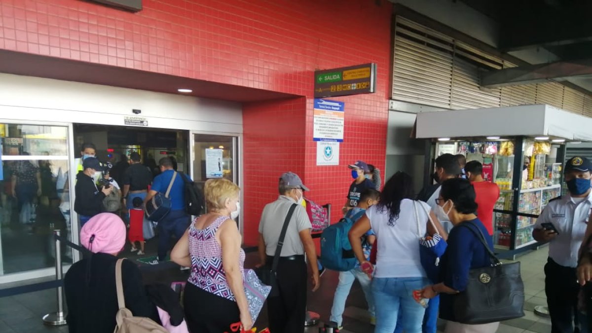 Hecho. Arribo de viajeros que llegaron a la terminal terrestre de Guayaquil este lunes.