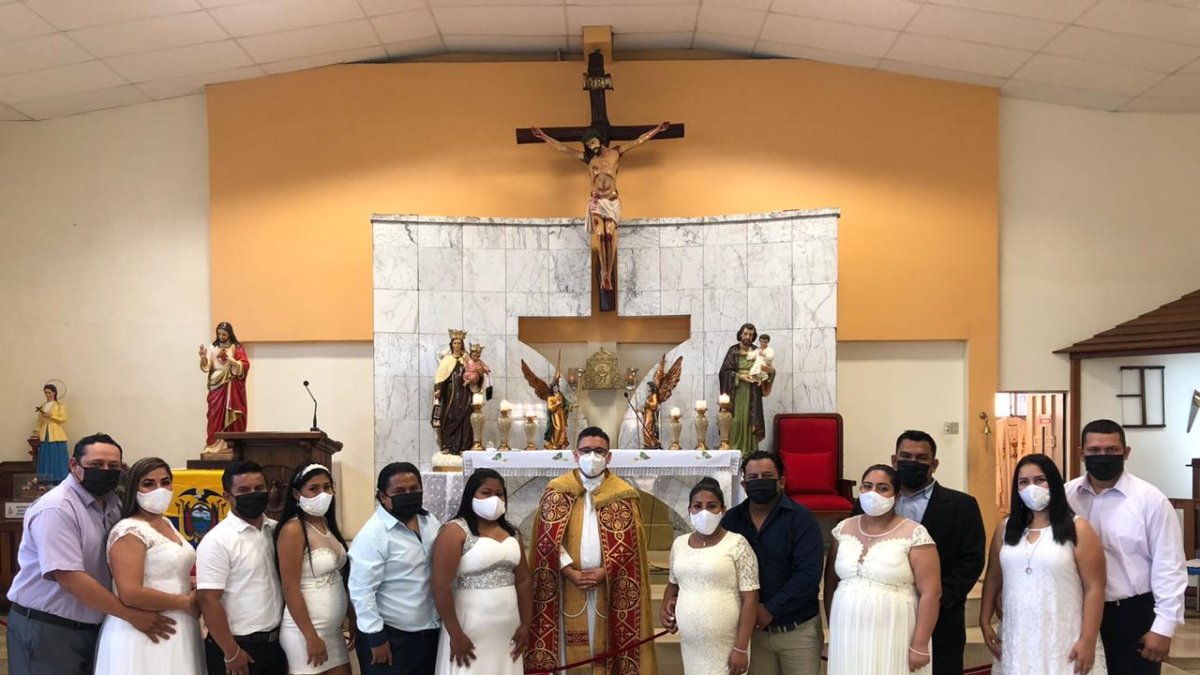 l padre Frank Delgado ofició la misa en la que renovaron sus votos las seis parejas: Amparo y Santo, Karina y Fernando, Irlanda y Darwin, además de Katty y Édison, Estefanía y José, y Carla y Nixon.