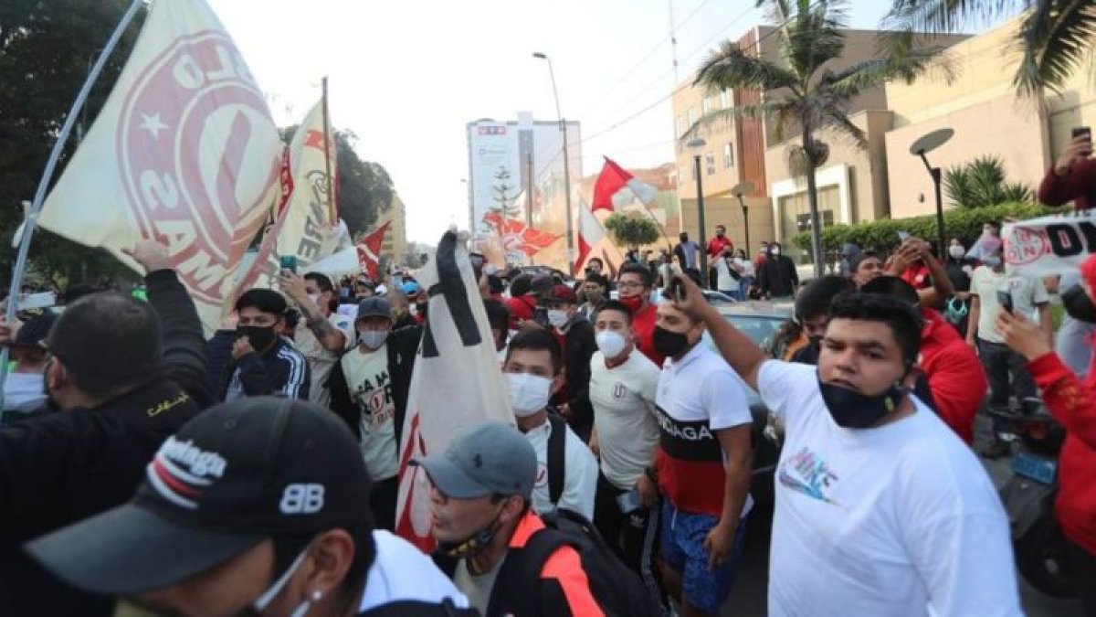 Hinchas de Universitario de Deportes hicieron un banderazo el viernes cuando les tocaba jugar con Catolao en el reinicio del torneo.