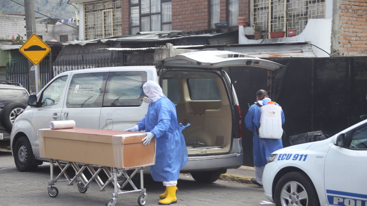 Al igual que en Guayaquil, policías y militares han debido acudir a domicilios en Quito para retirar cuerpos de personas fallecidas sin diagnóstico médico confirmado.