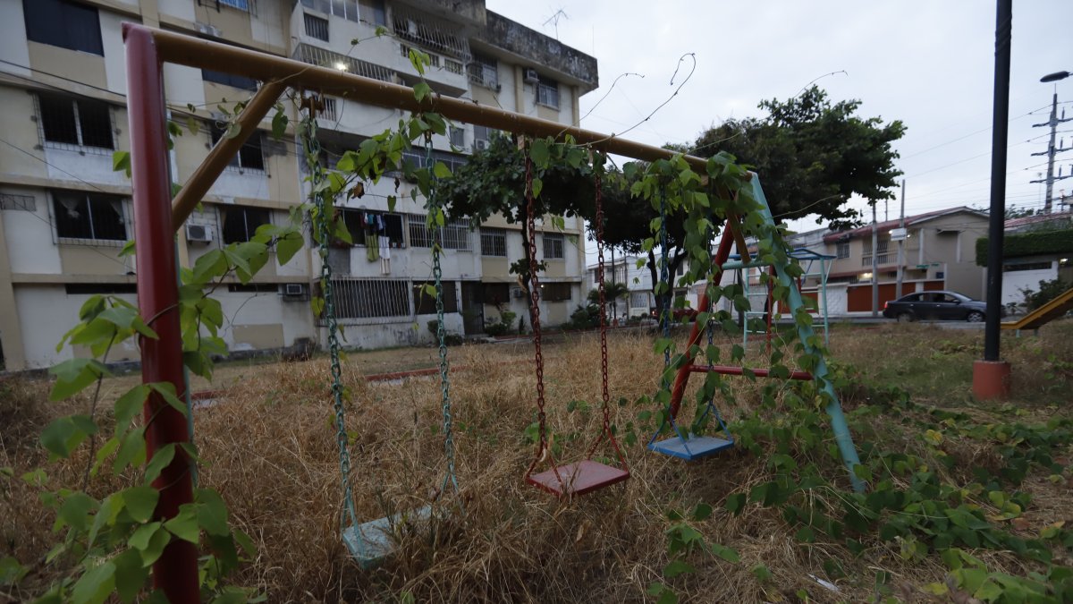 Situación. La comunidad exige que las autoridades reanuden los trabajos para mejorar las áreas verdes de los alrededores de los bloques habitacionales.