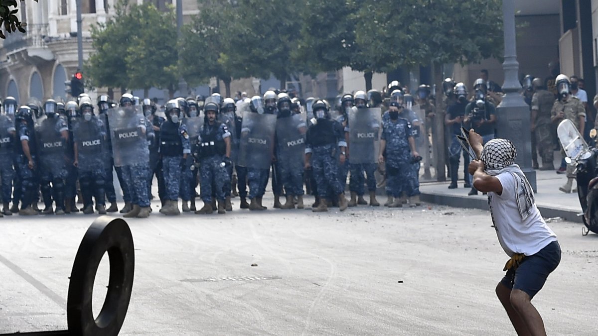Ciudadanos no detienen las protestas en contra del gobierno de Líbano luego de la explosión en el puerto de Beirut por la que fallecieron 160 personas.