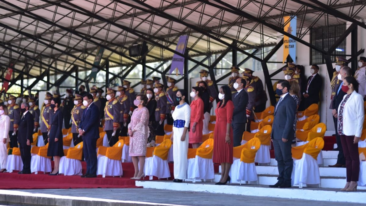 Los funcionarios de Gobierno en la ceremonia por el 10 de agosto, en Quito.