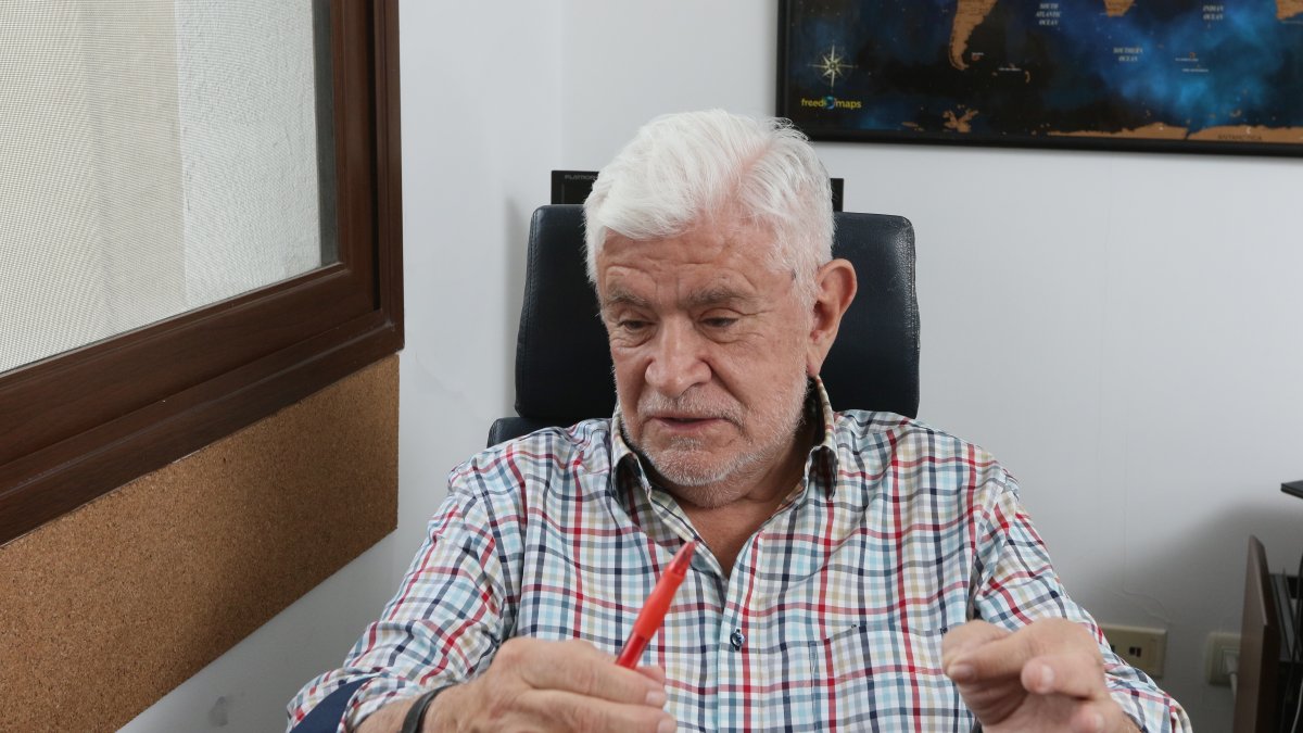 Expresidente de la República. Asumió el poder en 2005, tras el derrocamiento de Lucio Gutiérrez. Gobernó hasta enero del 2007.