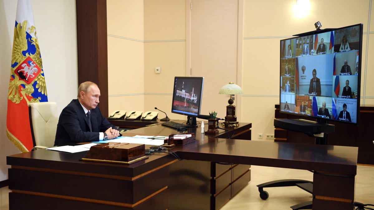 MOSCÚ. El presidente Vladimir Putin acaba de anuncia que su país acaba de registrar una vacuna contra el COVID-19, que hasta la aprobó con una de sus dos hijas.