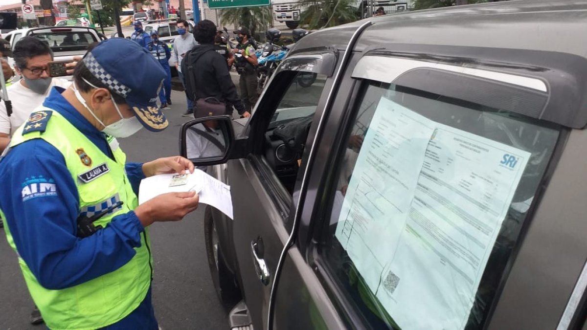 Hecho. Solo en la avenida de Las Américas fueron detenidos una decena de conductores en el lapso de 90 minutos.
