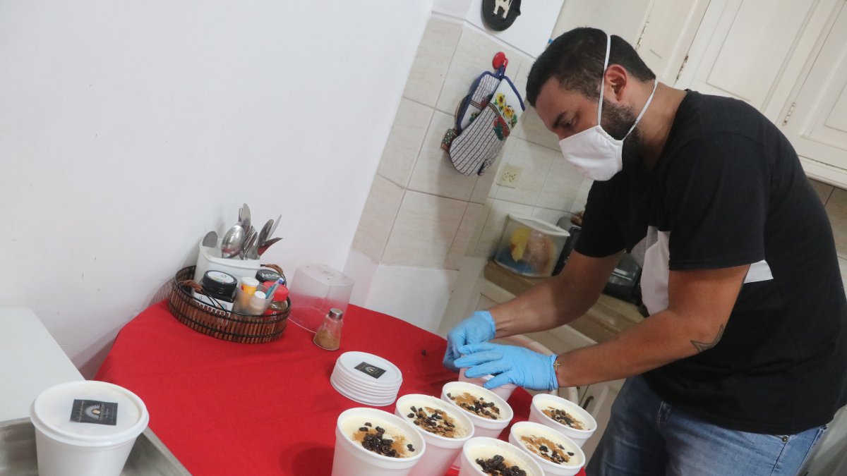 Domingo Jaramillo de 31 años, en la preparación del morocho.