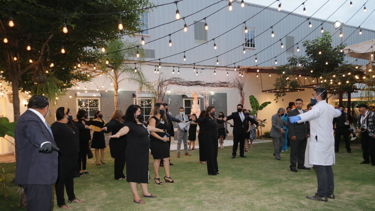 Hecho. Momento en el que desinfectan a los invitados de una boda desarrollada en Guayaquil.


PERIODISTA : LINA ZAMBRANO 



FECHA :16 /07/2020 



Agencia (ag-extra)