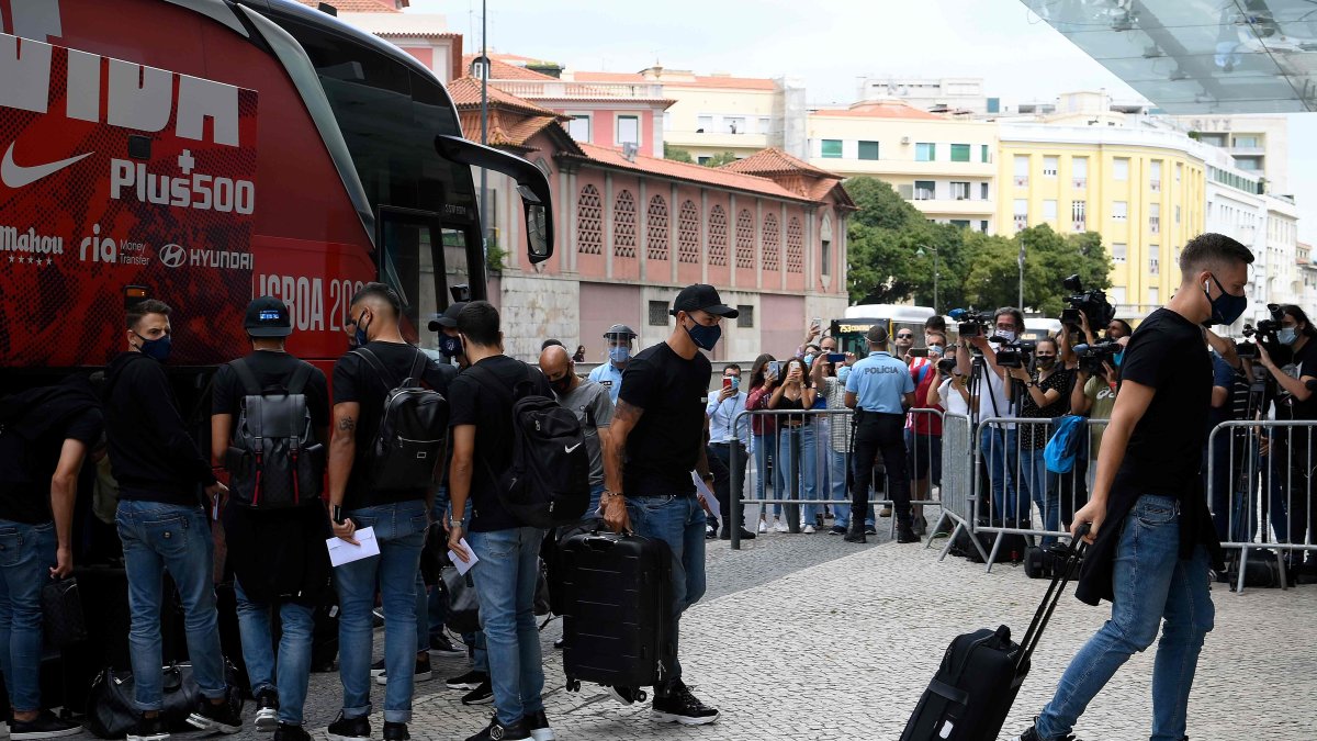 Los jugadores del Atlético de Madrid a su arribo al hotel en Lisboa donde están concentrados. Esta tarde salen al campo de entrenamiento. Juegan mañana contra el Leipzig alemán.
