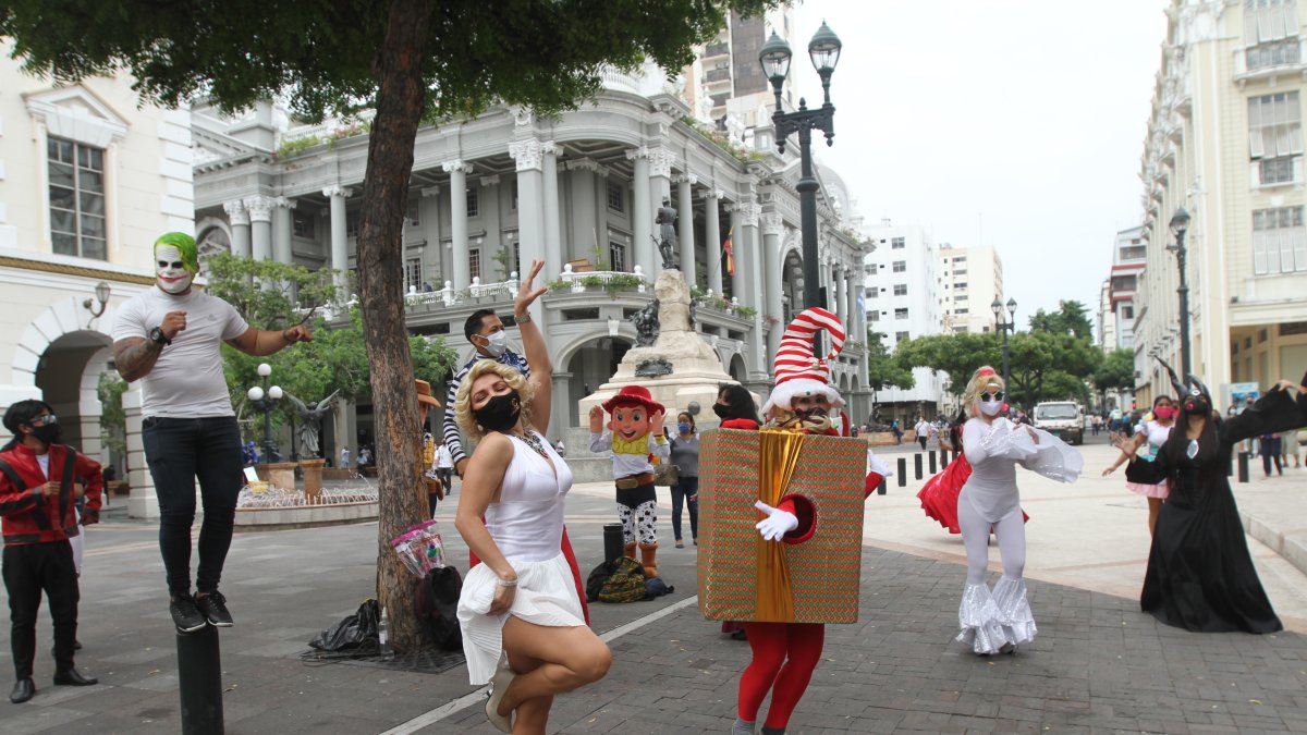 Hecho. Los artistas y trabajadores afine a fiestas y eventos hicieron el plantón fuera del Cabildo.
