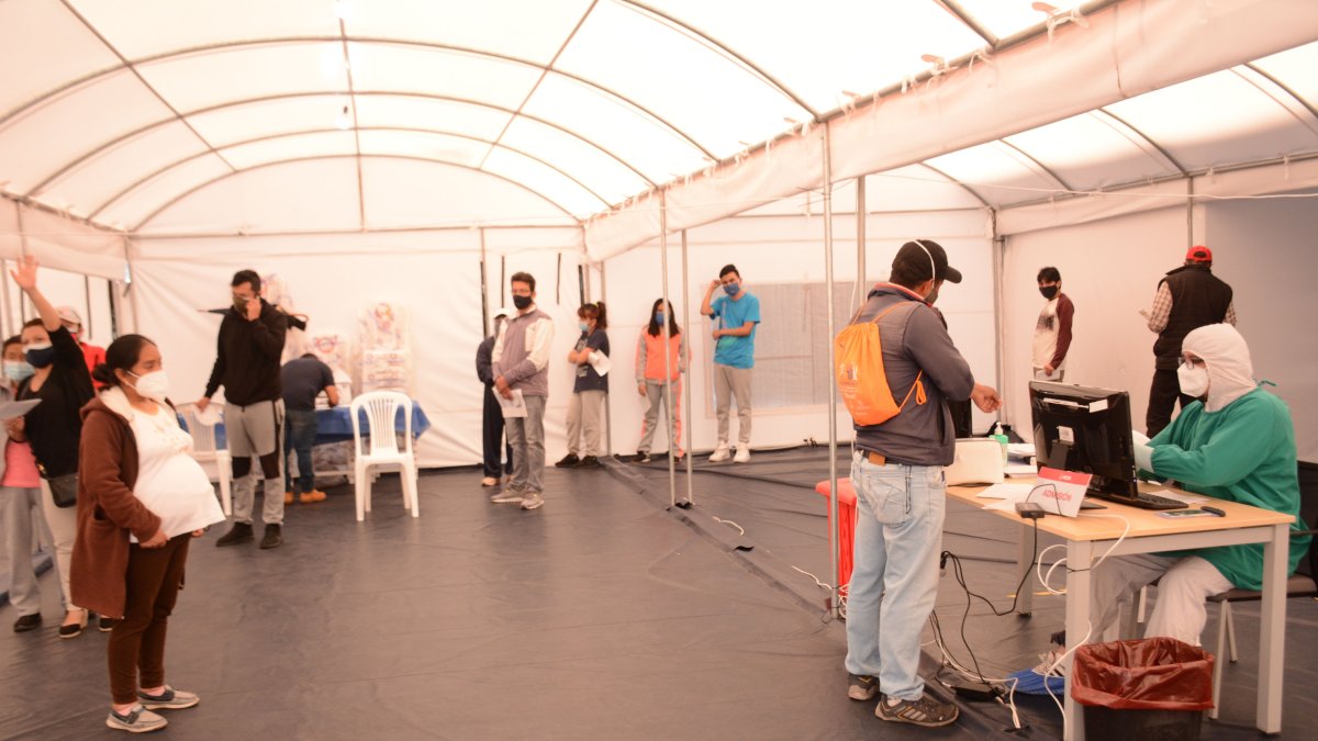 Personas realizan filas para realizarse chequeos médicos en Quito.