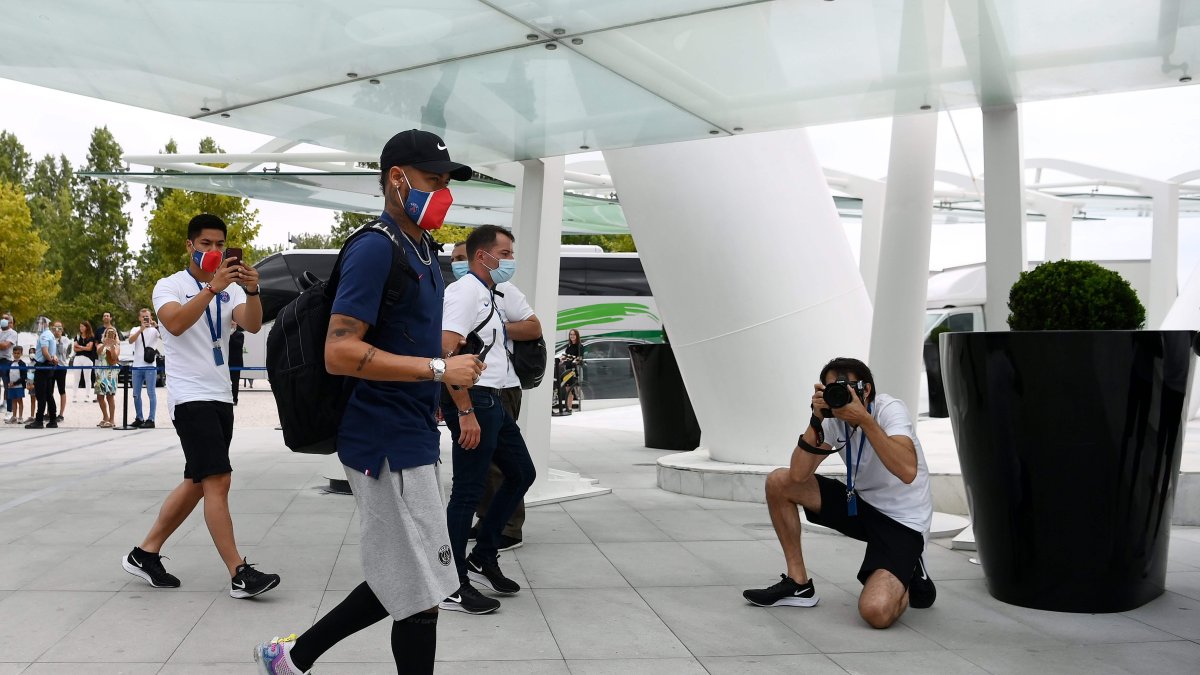 Neymar arriba al hotel del equipo francés en Lisboa la mañana de este martes.