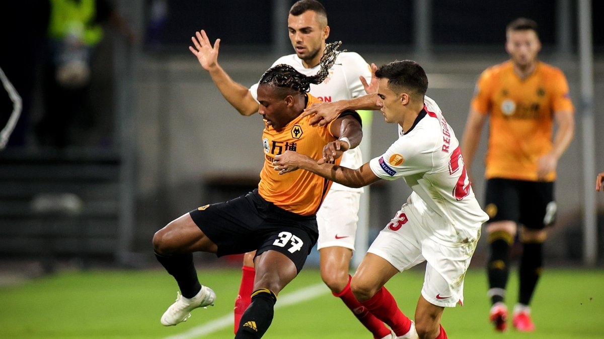 Adama Traore (izquierda) es presionado por Sergio Reguilon durante el partido de esta tarde por Europa League