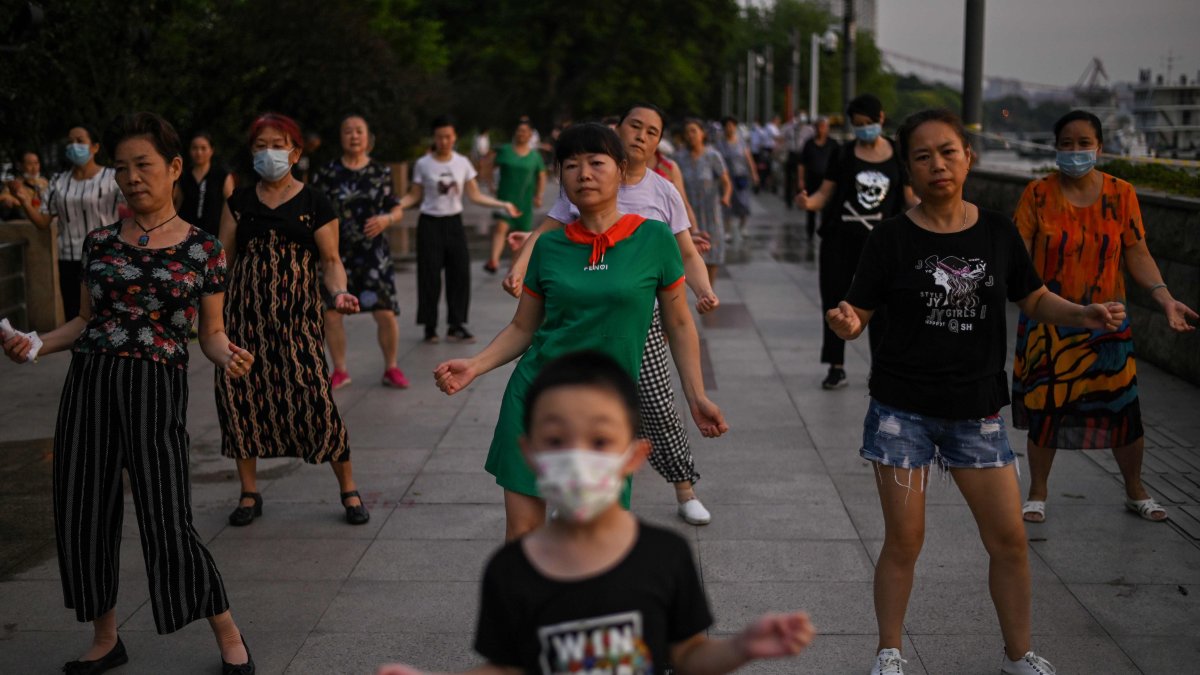 WUHAN. Una tarde de baile popular al pie del río Yangtze. Desde que se levantó la cuarentena de 76 días en abril, la ciudad volvió a la vida y el tráfico estancado a sus calles.