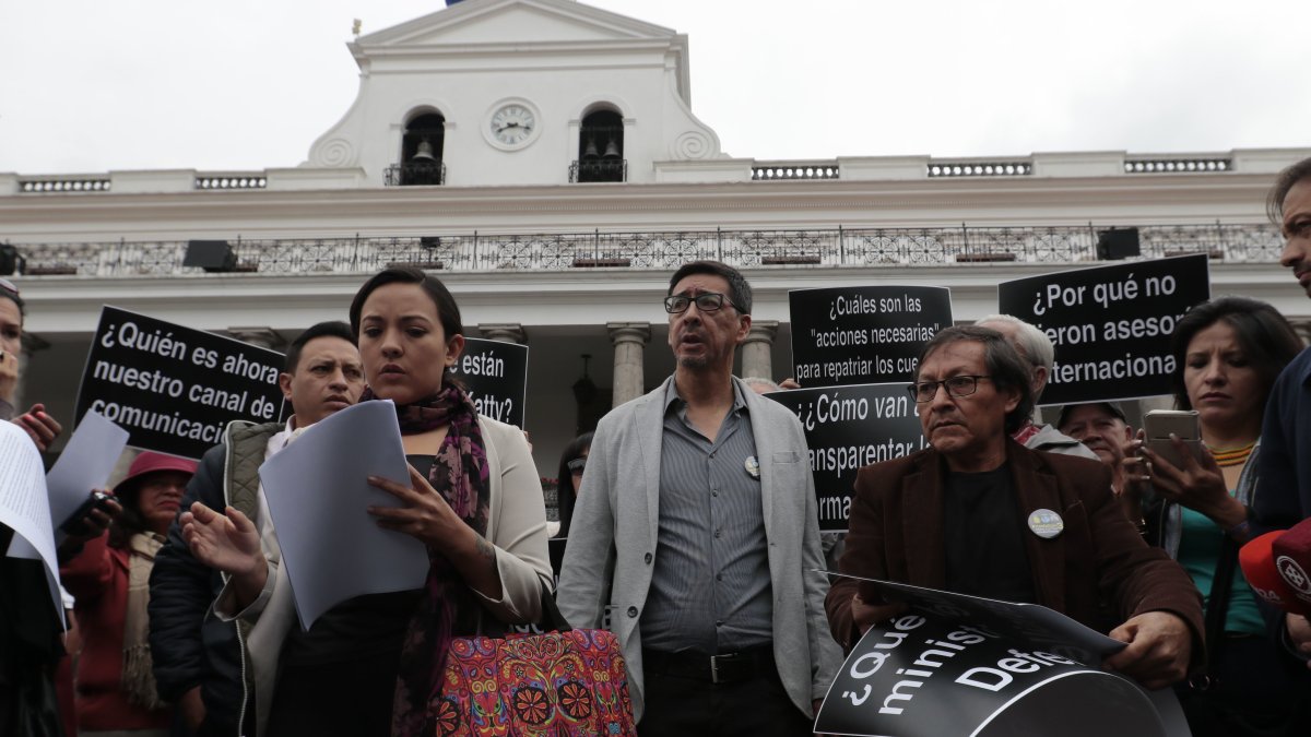 Familiares y amigos del equipo periodístico de El Comercio realizaron un plantón en febrero de 2019 frente al Palacio de Carondelet.