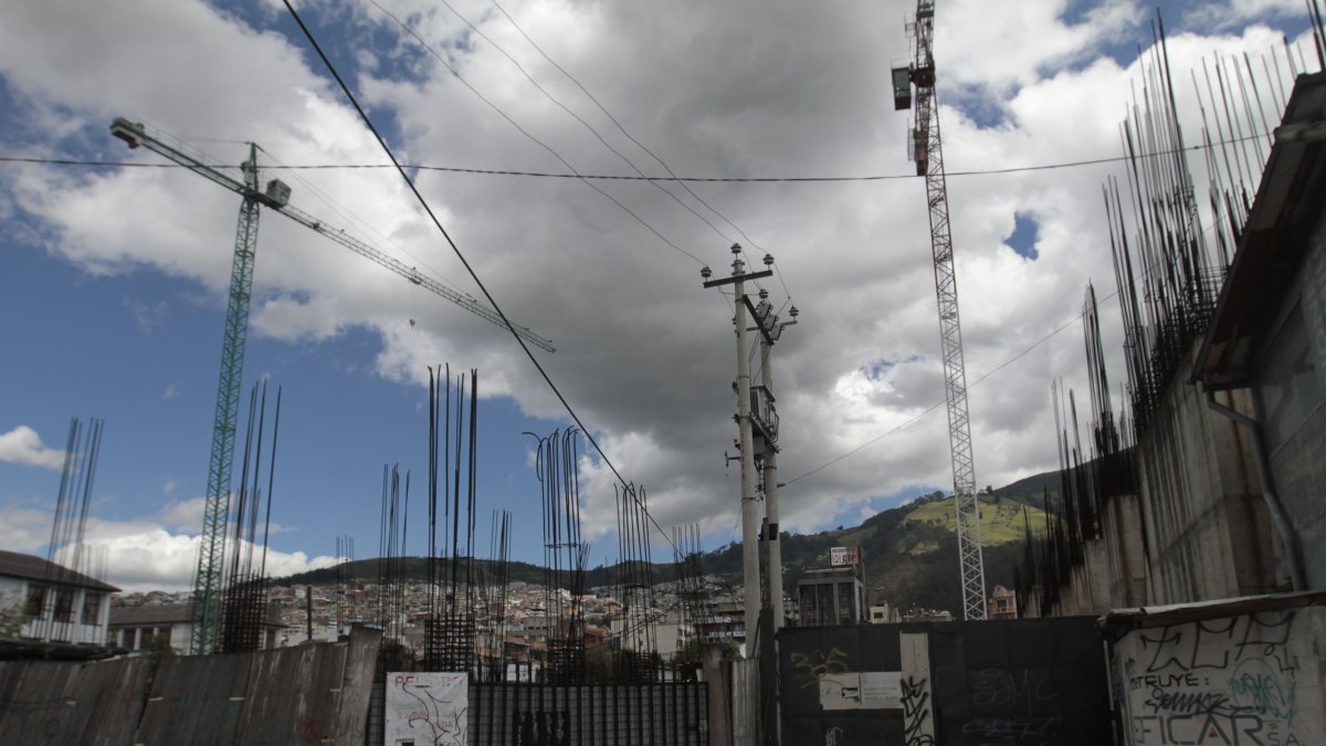 Según el Biess, de 49 proyectos, 





26 están paralizados o en proceso de liquidación. En la foto, uno de los planes habitacionales abandonados en Quito. 
