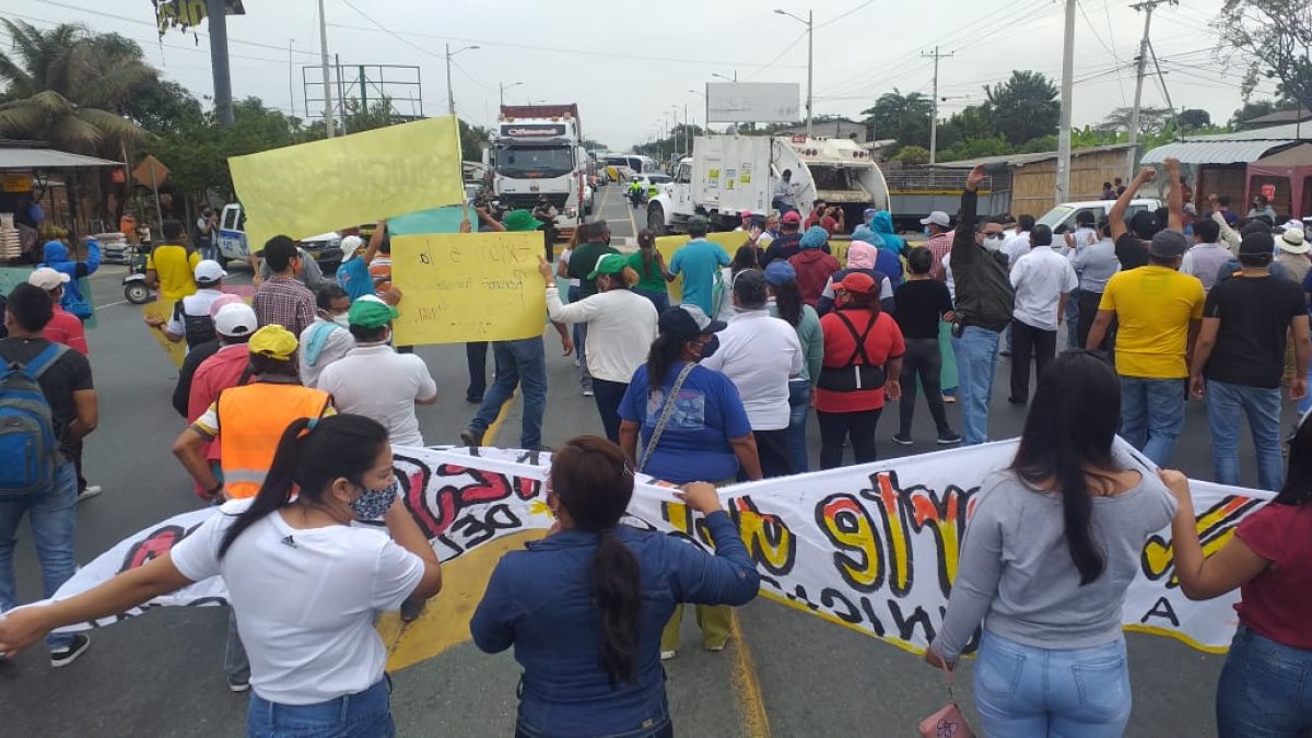 En agosto, empleados de los municipios de la Costa protestaron por la falta de pago del gobierno.