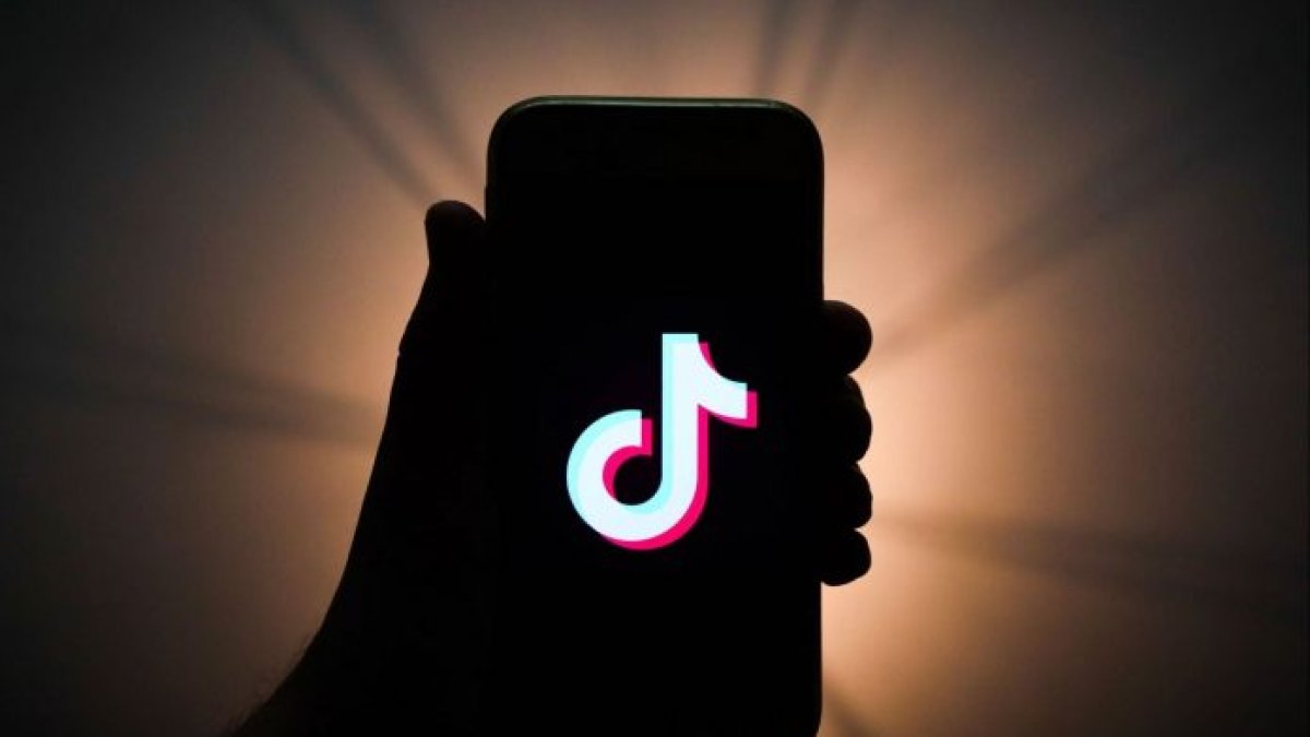 TkTok permite grabar, editar y publicar videos de hasta un minuto acompañado de efectos visuales y musicales.