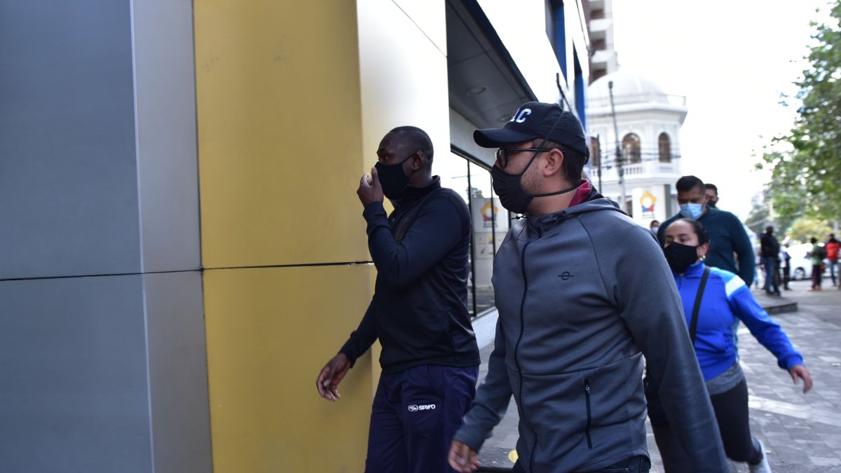 Uno de los agentes metropolitanos de Tránsito a su llegada a la Unidad de Flagrancia.