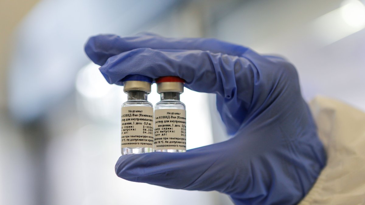 MOSCÚ. Un técnico del Instituto de Investigación de Epidemiología y Microbiología de Gamaleya, muestra una muestra la vacuna contra la enfermedad del coronavirus COVID-19, desarrollada por Rusia.