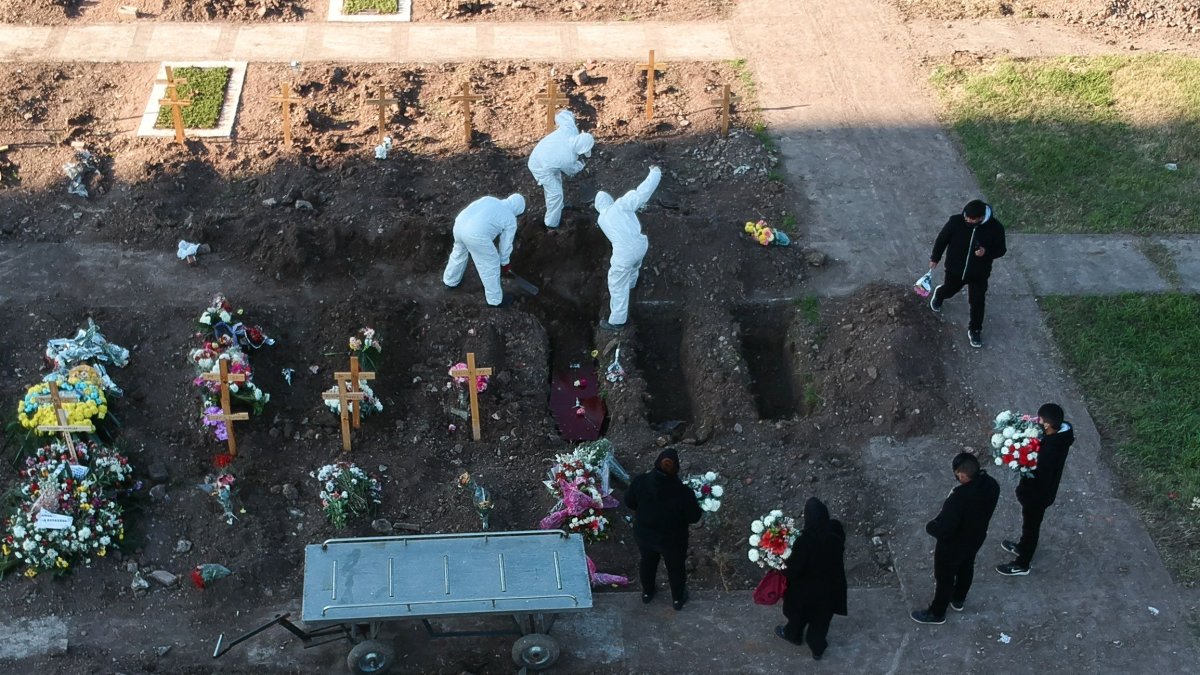 BUENOS AIRES. Vista de empleados del cementerio de Flores mientras hacen entierros bajo los protocolos instaurados debido a la pandemia por COVID-19.