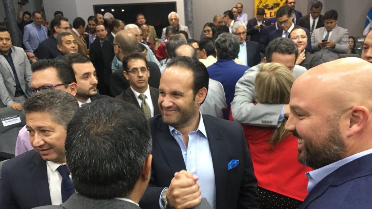 Francisco Egas (c) recuperó el mandato de la Ecuafútbol, aunque hay voces que siguen rechazando su mandato.