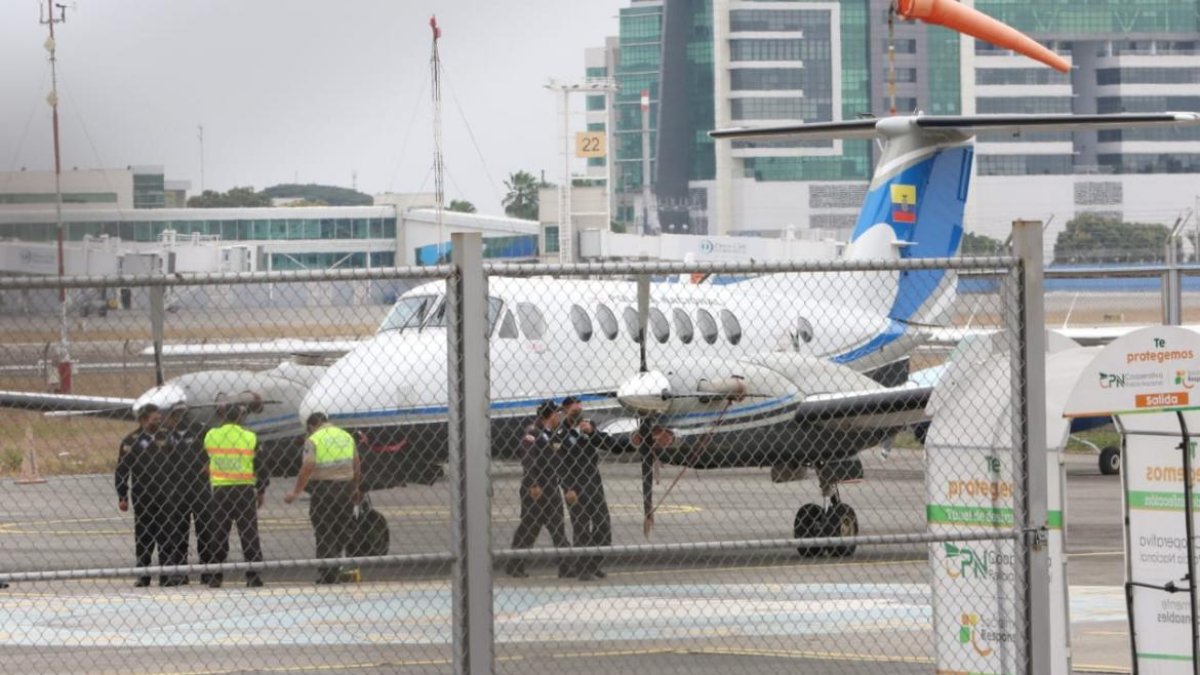 Un avión bimotor llegó en horas de la mañana al aeropuerto de Guayaquil para intentar trasladar a Bucaram hacia Quito.