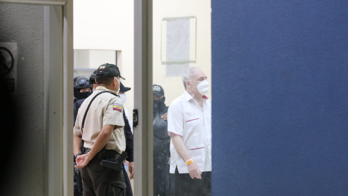 Bucaram en la Fiscalía del Cuartel Modelo, la noche del 12 de agosto.