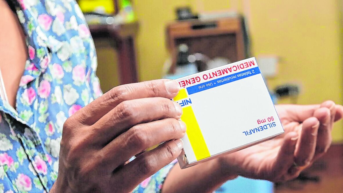 El sector dice que los fármacos de mayor costo que no se producen localmente se verán afectados.