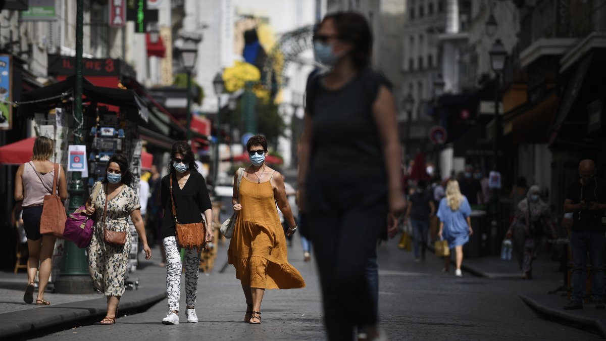 PARÍS. En la capital francesa, el uso de mascarillas se ha vuelto una obligación en lugares abiertos y públicos.