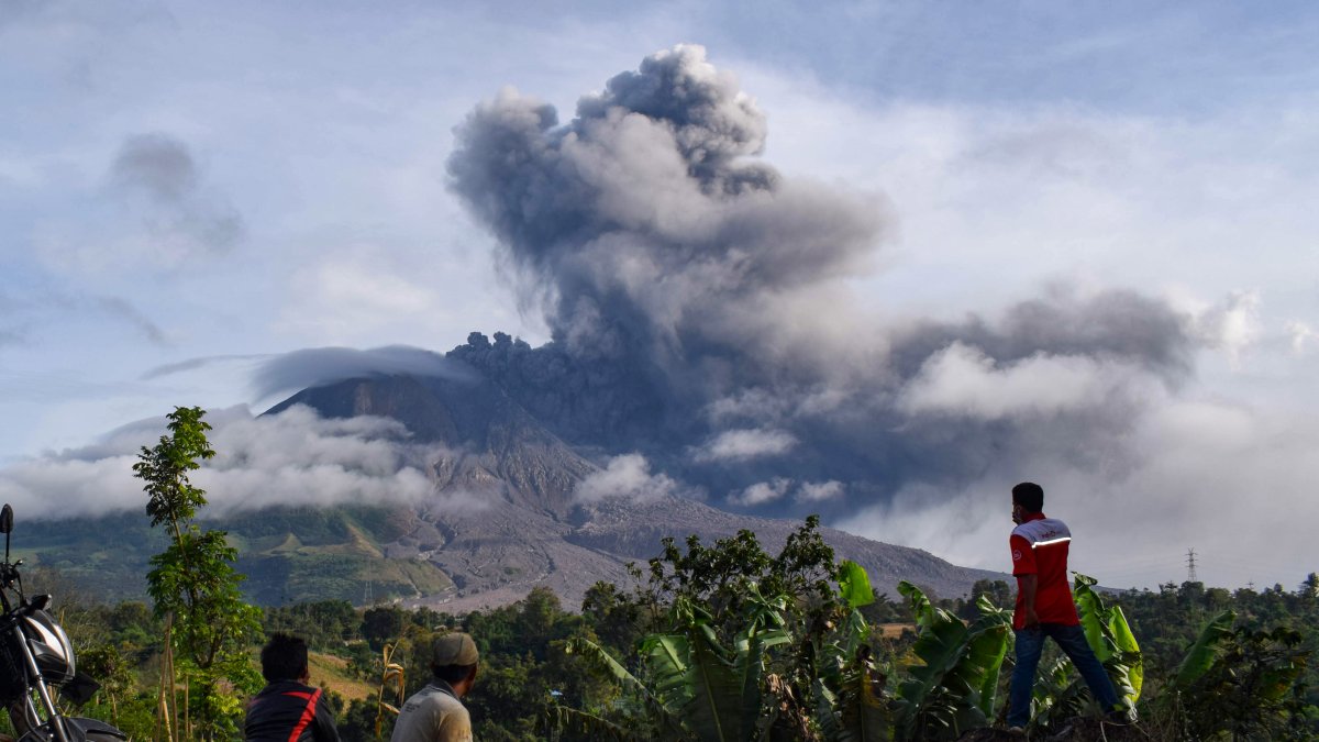 Los aldeanos de Karo observan la erupción del monte Sinabung, en el norte de Sumatra
