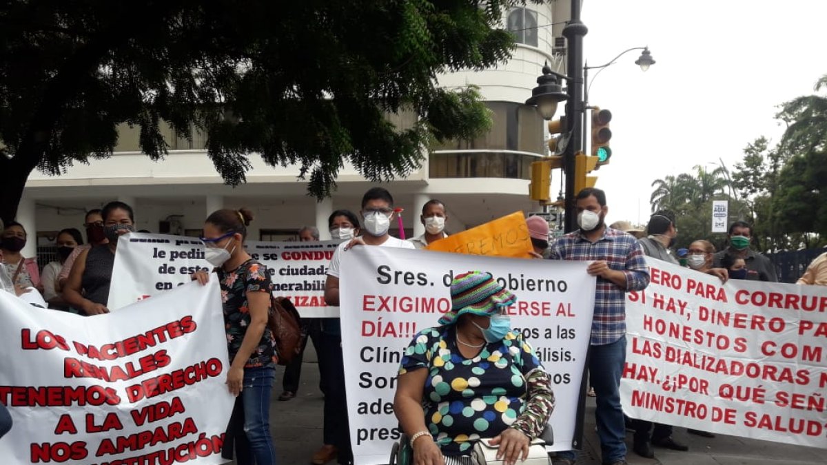 Plantón en Guayaquil, al pie de la Gobernación, por la falta de pagos a los centros de diálisis privados.