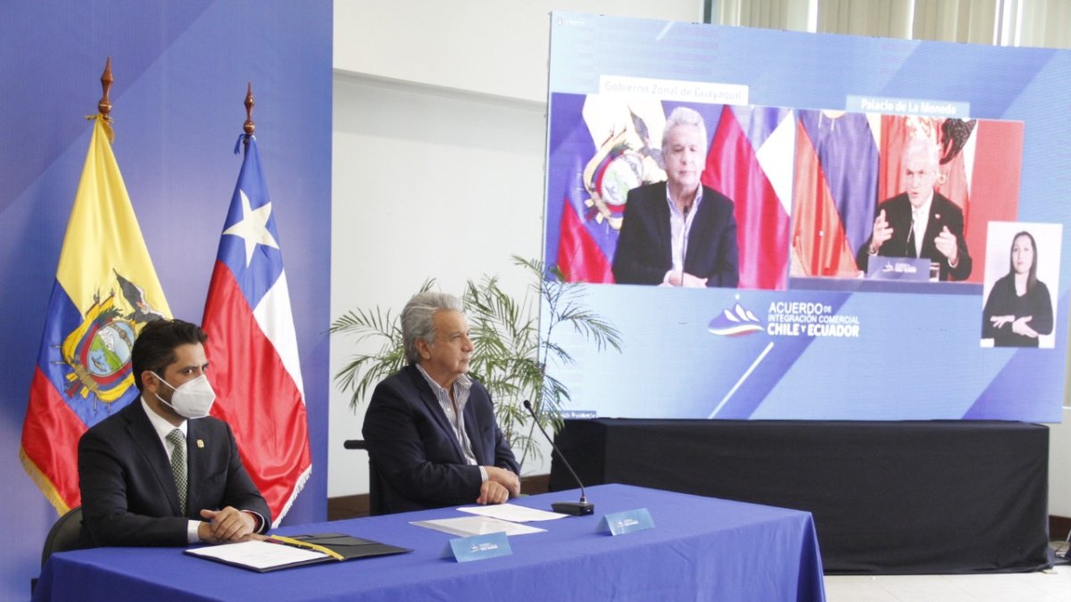 Iván Ontaneda y Lenín Moreno firman el acuerdo.